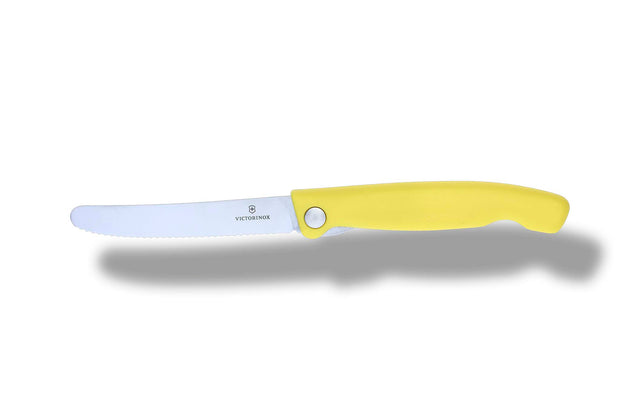 Cutit cu lama zimtata pliabila 11cm Victorinox Swiss Classic in blister - Magazinul de cutite